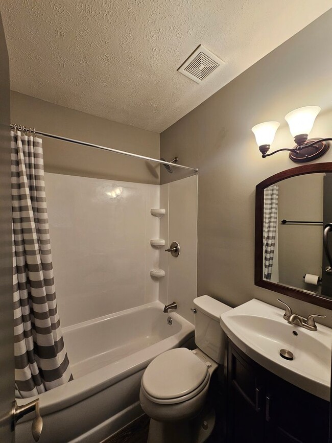 Building Photo - Spacious and Renovated 3 Bedroom Home