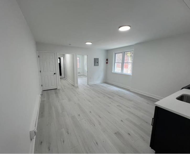 Building Photo - 2702 W 7th St