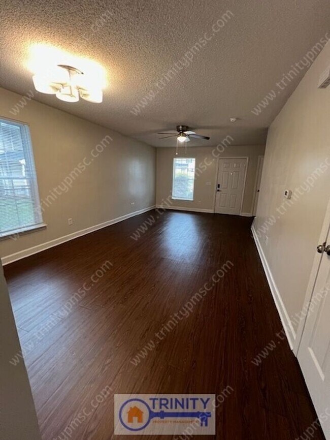 Building Photo - Cute TWO STORY Town Home!