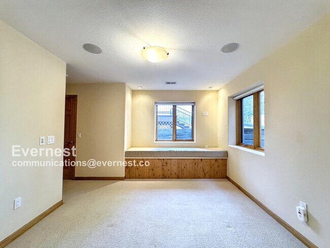 Building Photo - 990 Utica Cir
