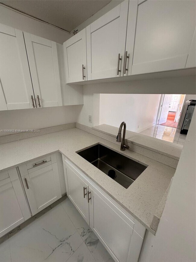 Building Photo - 1021 Twin Lakes Dr