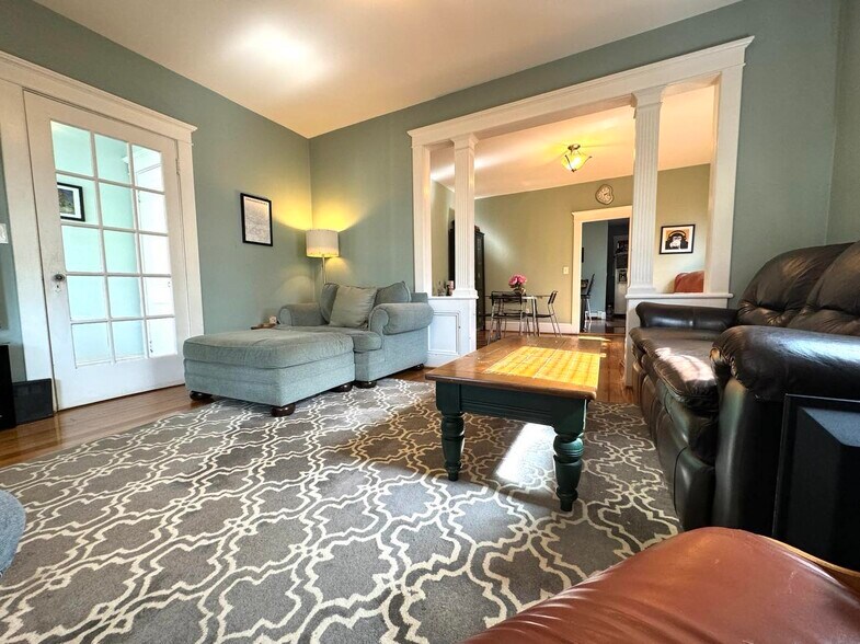 Building Photo - 5 8th Ave