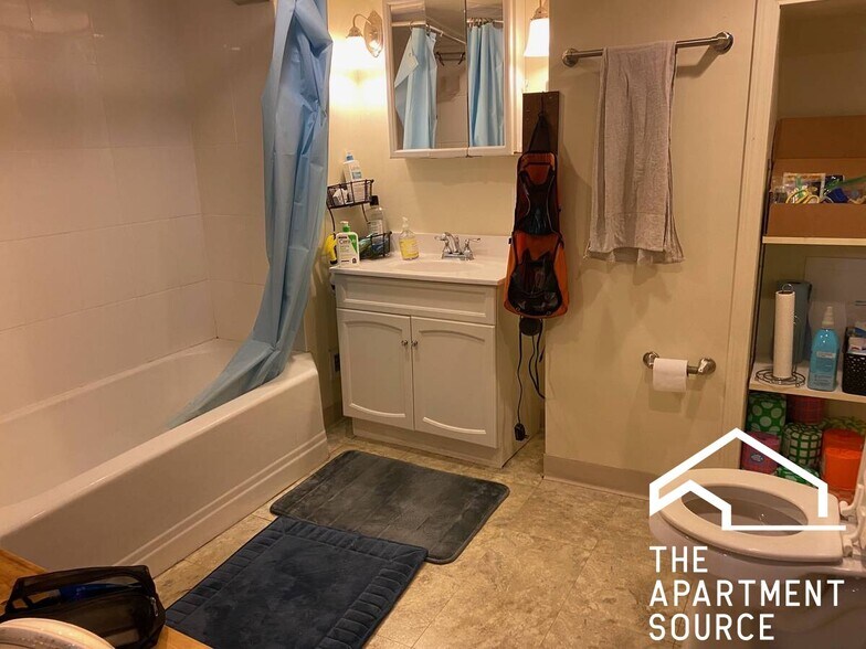 Building Photo - 3605 N Damen Ave