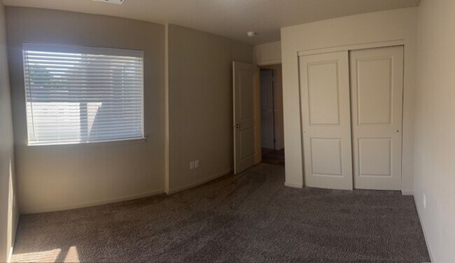 Building Photo - Moen Fields 3 Bed 3 Bath Garden Townhome a...