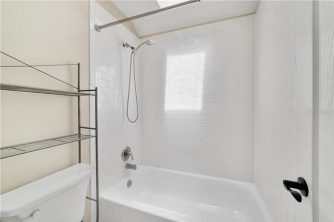 Building Photo - Stunning 5/2.5 Spacious Home with a 3 Car ...