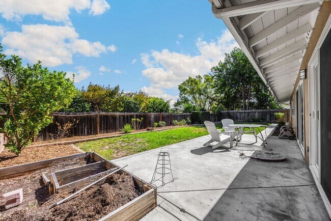 Building Photo - Beautifully upgraded 4-bedroom, 3.5-bathro...