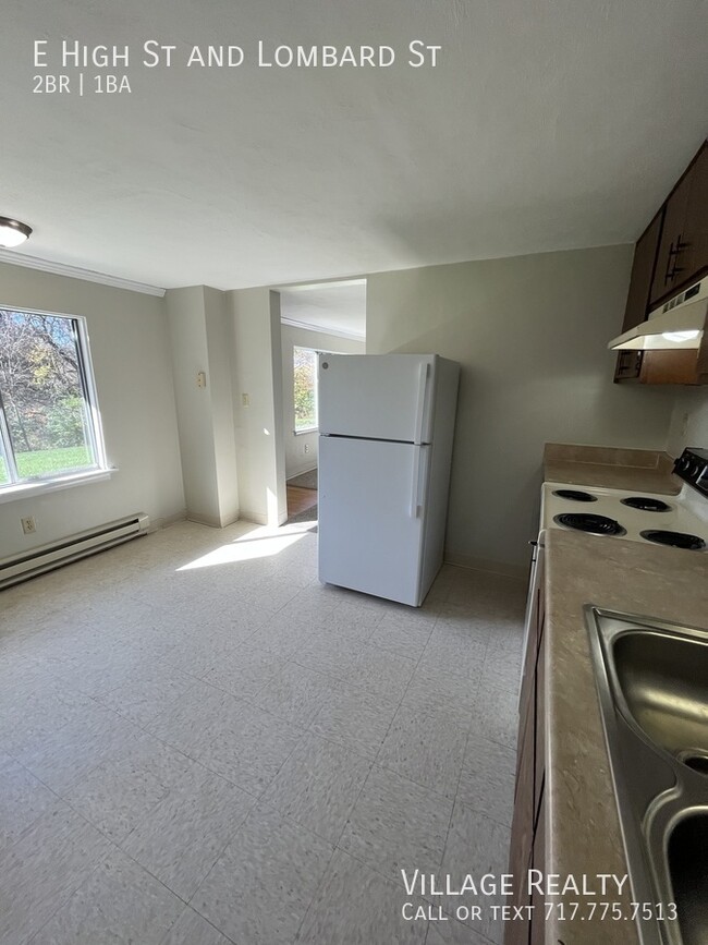 Building Photo - Huge 2-Bed apartment with washer/dryer hoo...