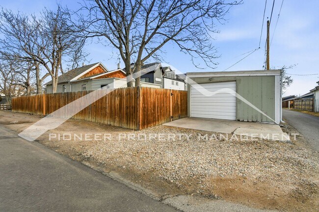 Building Photo - Charming Home with Washer/Dryer and Fenced Yard