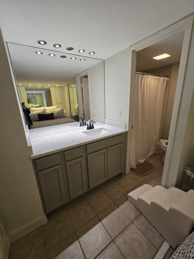 Building Photo - 14L