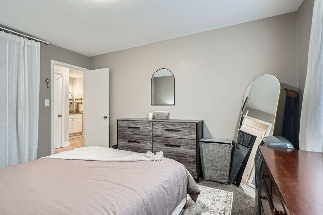 Building Photo - Modern Comfort Meets City Convenience in D...