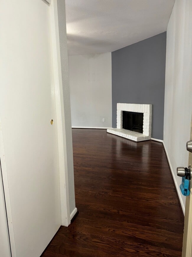 Building Photo - 9809 Richmond Ave.