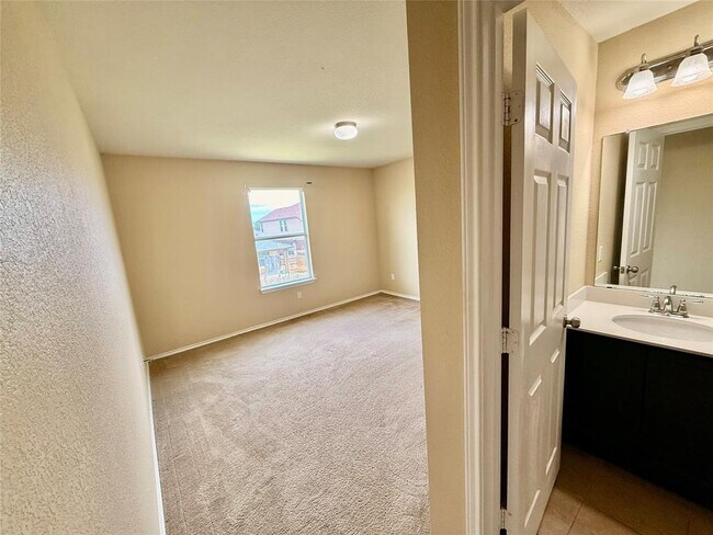 Building Photo - 1223 Daffodil Dr