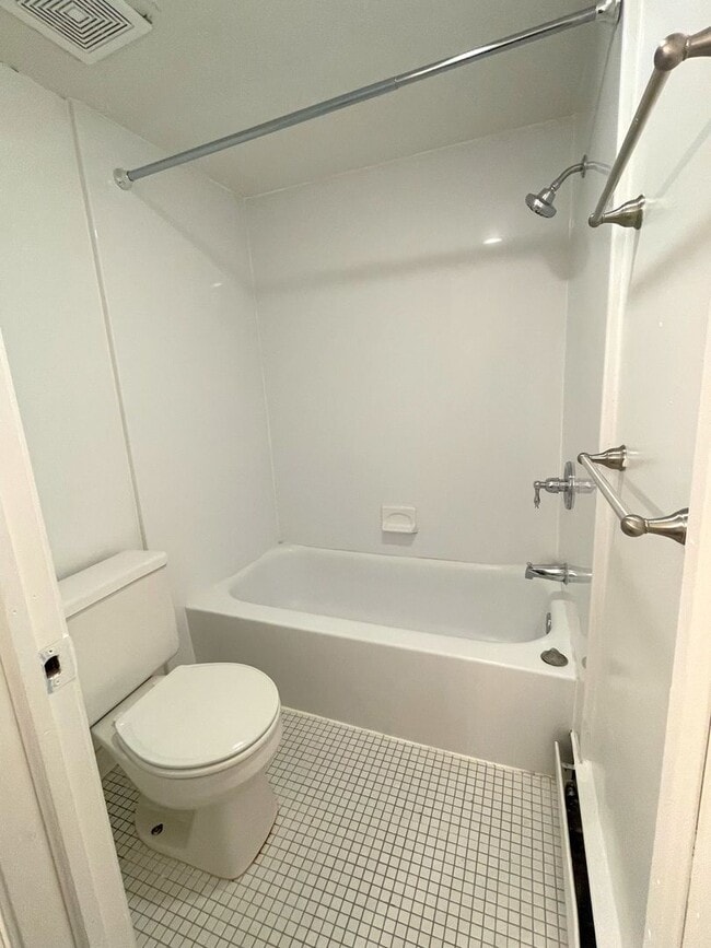 Building Photo - Two Bedroom Apartment Available for Rent!