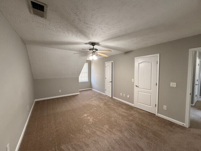 Building Photo - 3 BR, 2.5 BA, 2 Car Garage, Fenced in Backyard