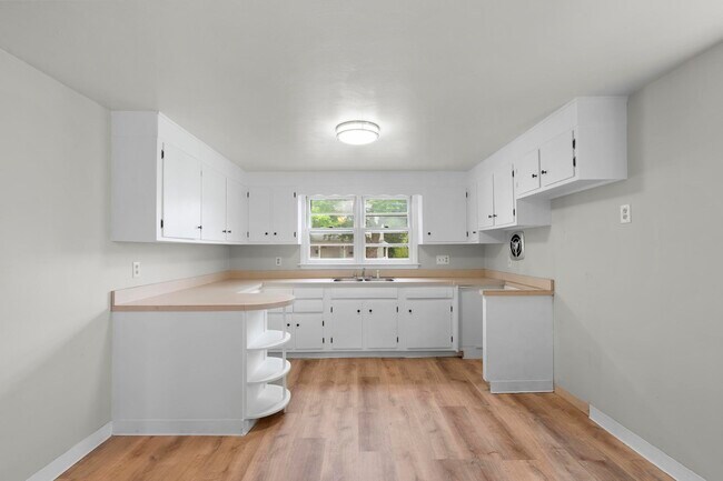 Eat-in kitchen - 16 Norman St