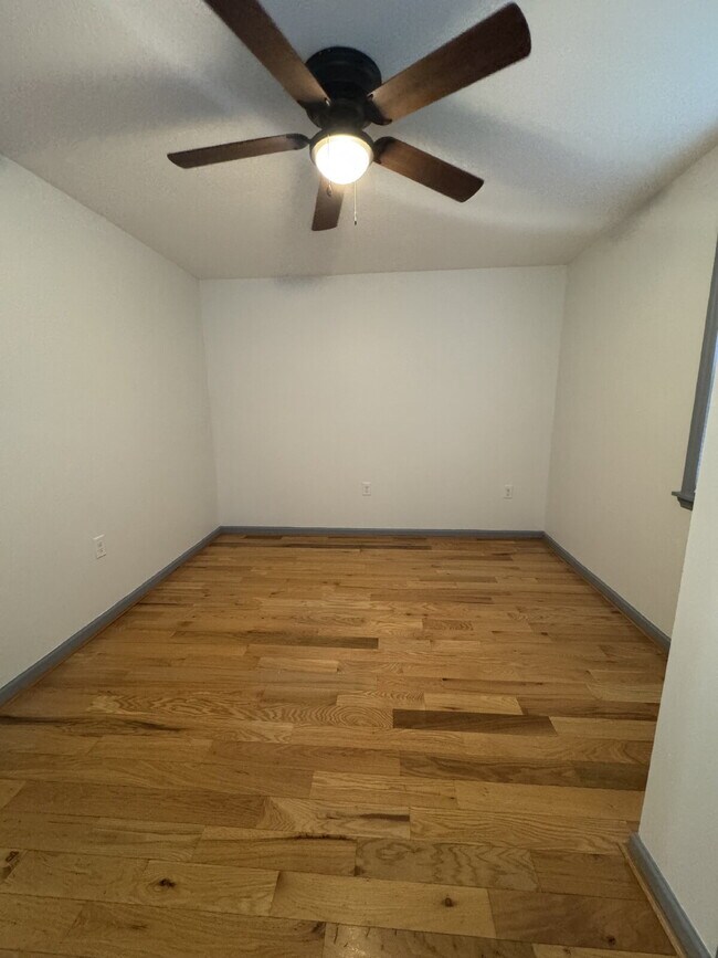 Building Photo - Fully renovated 2 bed/1 bath home with fenced front yard
