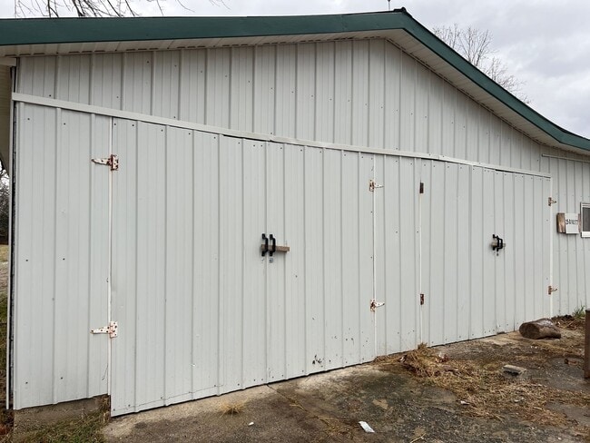 Building Photo - 3 Bed, 2 Bath, Detached Building on 10 Acres!