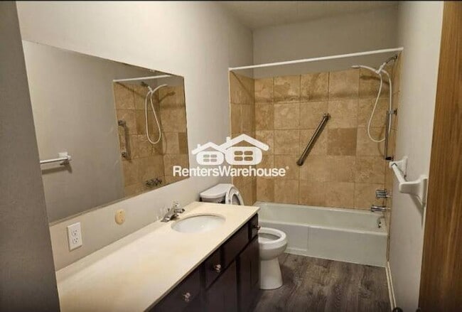 Building Photo - Available now - like new 2 bed 1 bath dupl...