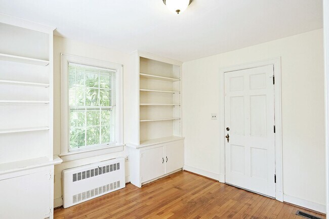 Building Photo - Scottsville Charm! Move-In Ready Home Near Library, Brewery & James River