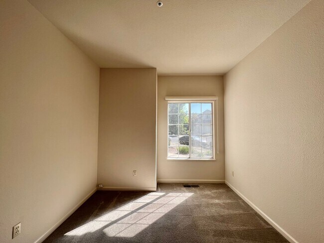 Building Photo - 3 Bedroom, 2 Bathroom Popular North Napa Rancho Las Flores Area