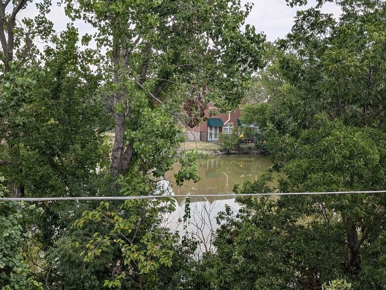 Building Photo - 18333 Roehampton Dr