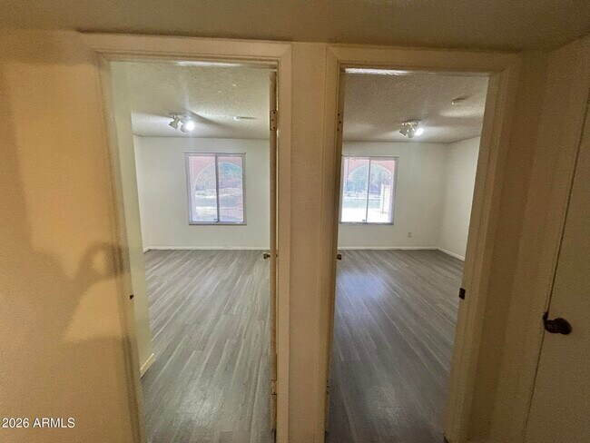 Building Photo - 5309 S River Dr