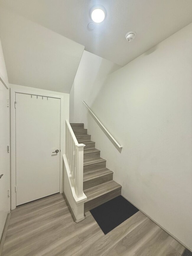 Building Photo - Rarely Available 2 bedroom 2 bath townhome in Koa Ridge