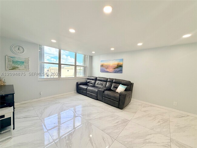 Building Photo - 2201 S Ocean Dr