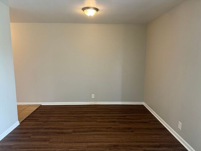 Building Photo - 2 Bedroom Unit was recently renovated. Liv...