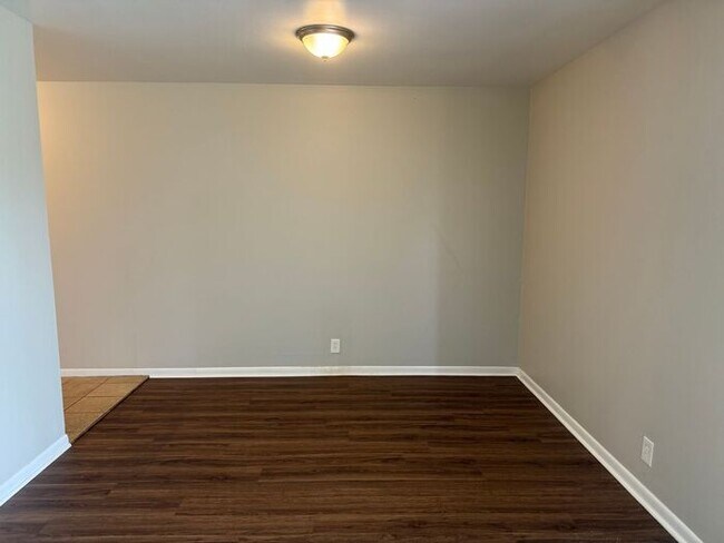 Building Photo - 2 Bedroom Unit was recently renovated.  Live walking distance from the downtown square or steps f...