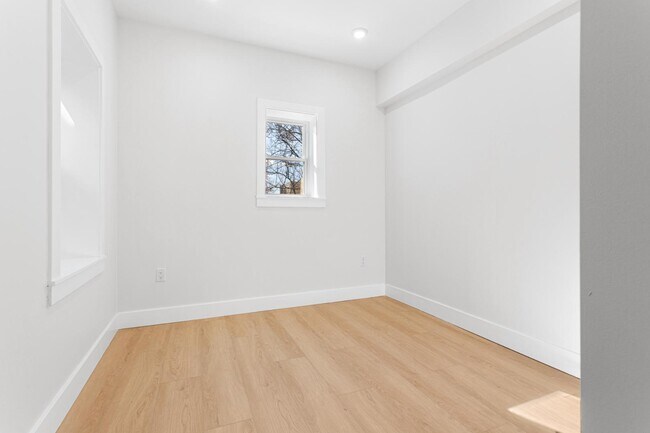 Building Photo - 118 E Huntingdon St