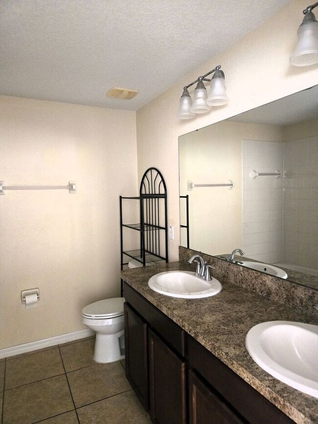 Building Photo - Amazing 4 Bedroom + Office/Bonus Room, 2 1...