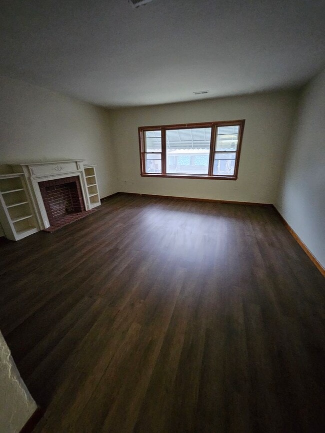 Building Photo - Upper 3 bedroom unit