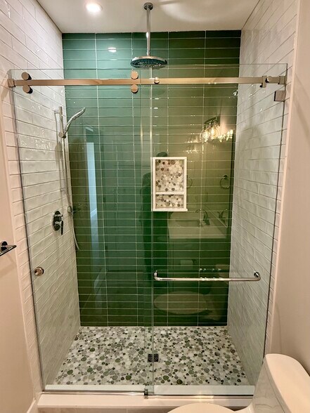 Building Photo - 906 Main St