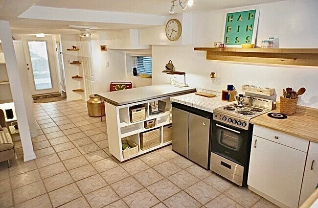 Building Photo - 21 Arenta St