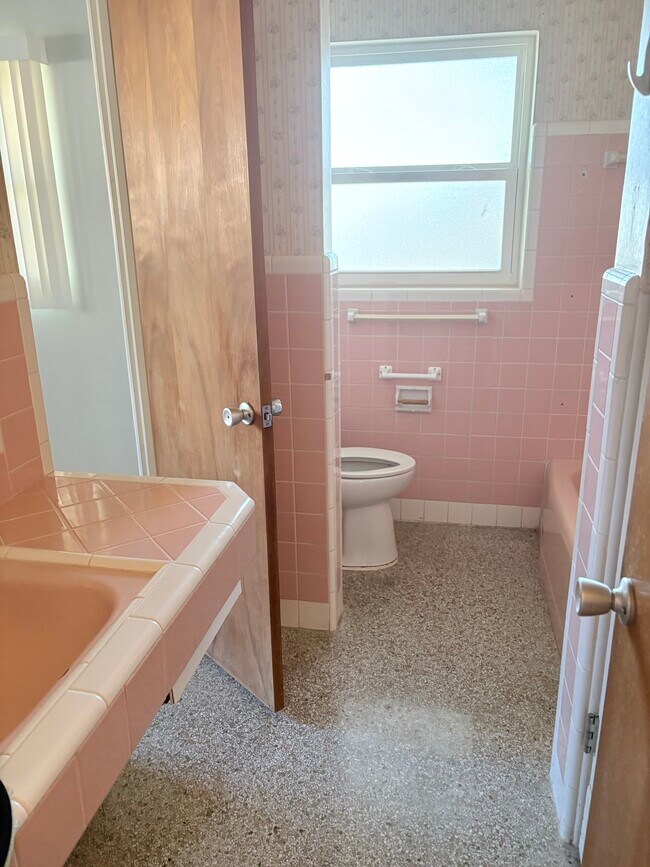 Building Photo - 6034 Linneal Beach Dr