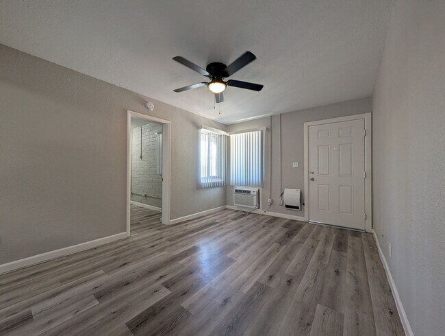 Building Photo - 2 BEDROOM APARTMENT IN DOWNTOWN LAS VEGAS