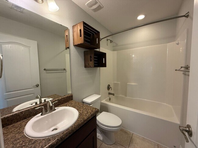 Building Photo - Pensacola - Weatherstone - 4 bedroom, 2 bathroom - w/ lawn care included