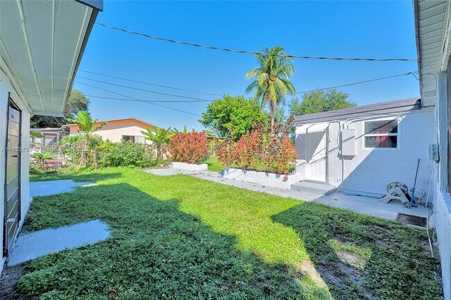 Building Photo - 6130 SW 32nd St