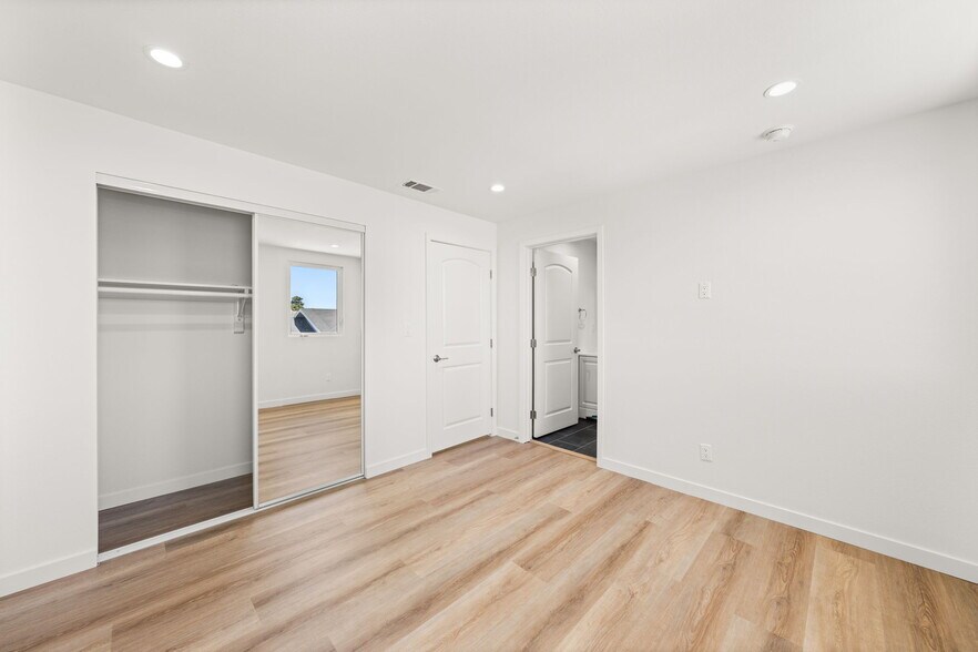 Building Photo - 4700 S Gramercy Pl