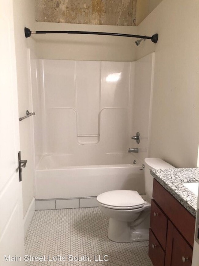 Building Photo - 2 br, 1 bath  - 108 6th St. 108 W. 6th 2E