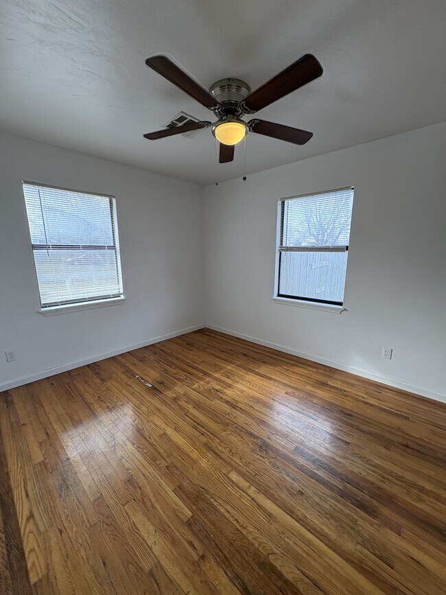 Building Photo - 403 S Hillcrest St