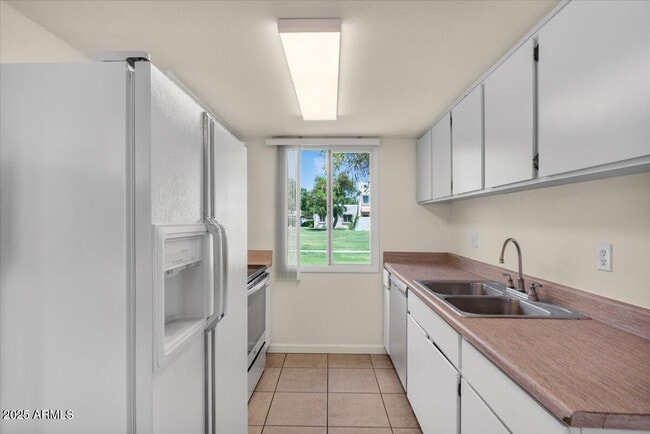 Building Photo - 7842 E Rovey Ave