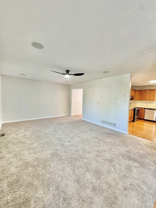 Building Photo - 550 Norwood Dr