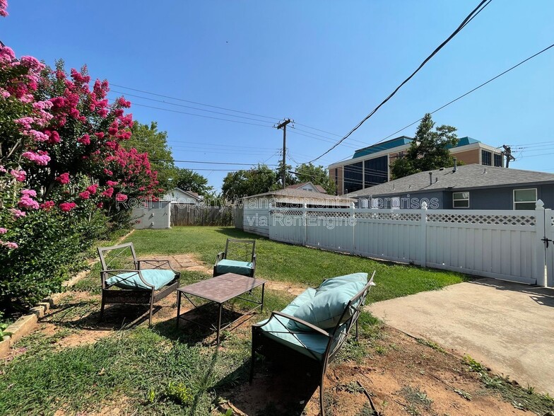 Building Photo - 737 NE 14th St