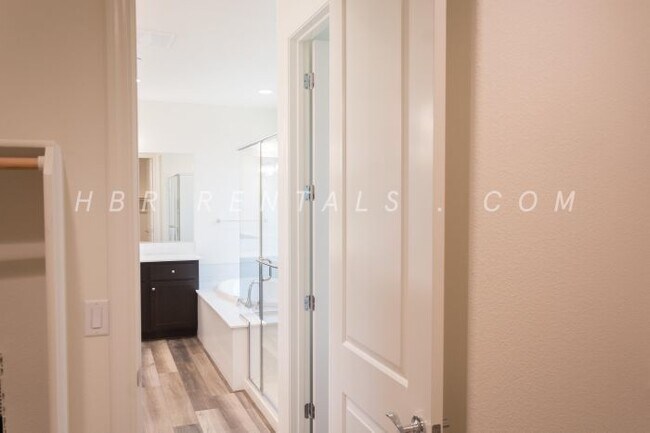 Building Photo - Ellis Neighborhood  | Spacious Single-Stor...