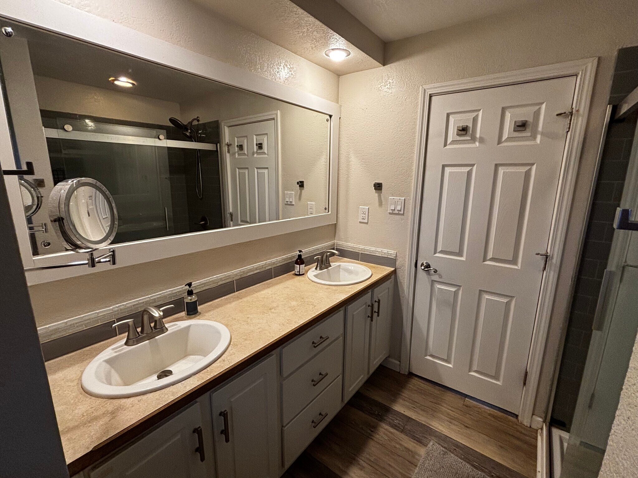 Main bathroom - 6971 Rainbow Dr SE