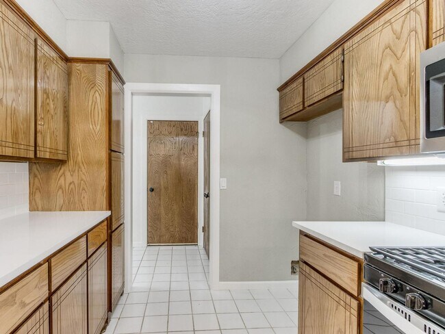 Building Photo - Beautiful 3bed/2bath Townhome Available in...