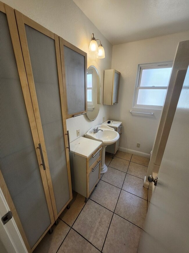 Building Photo - Charming Colonial-Style 2-Bedroom Home in ...