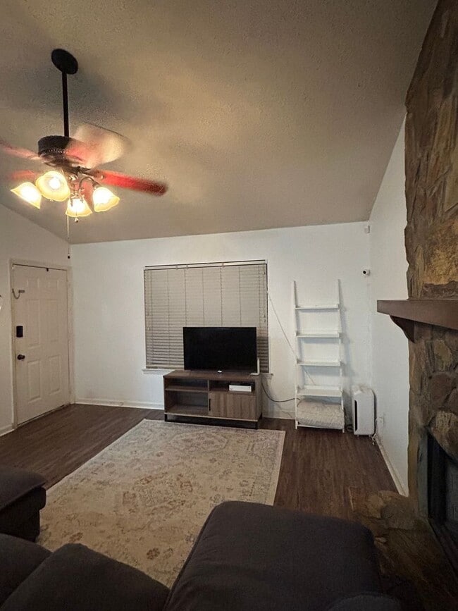 Building Photo - 109 Live Oak Cir